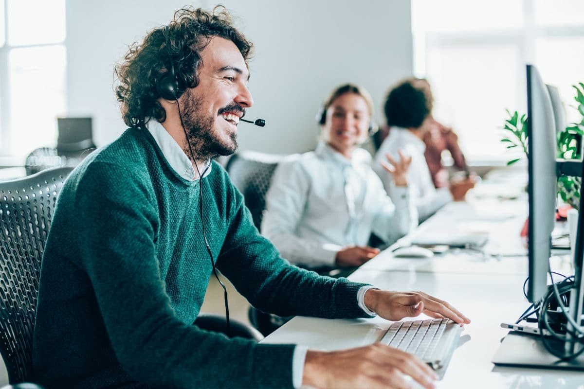 Neue Ära im Call-Center-Management: Künstliche Intelligenz revolutioniert Qualitätsüberwachung
