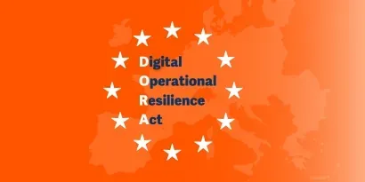 Das Bild zeigt die Worte „Digital Operational Resilience Act (DORA)“, umgeben von zwölf weißen Sternen auf einem orangefarben