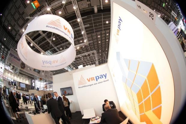 Mit VR pay die Welt des bargeldlosen Bezahlens erleben