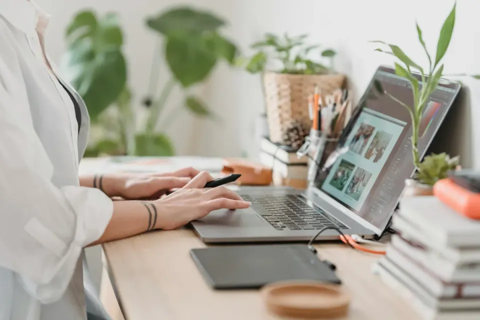 Die unsichtbaren Emissionen:  Wie Websites den CO₂-Fußabdruck beeinflussen
