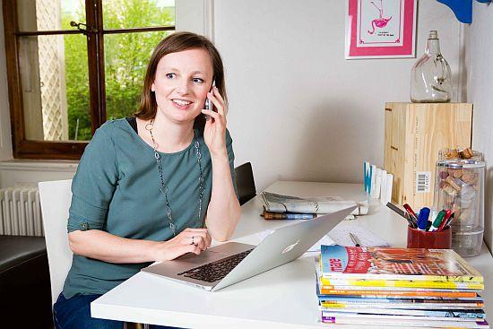 freie Journalistin Marike Frick telefoniert mit Experten