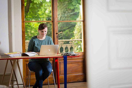 Marike Frick checkt E-Mails mit Pressemitteilungen